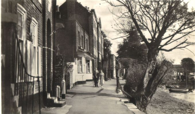 B/W postcard of Strand on the Green