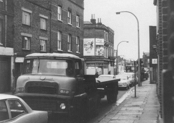 B/w photo of cars lined up