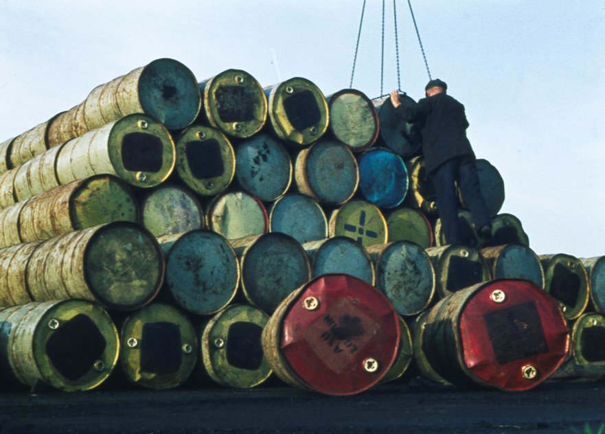 Stacking lime juice drums on the Voxina barge, Brentford Dock