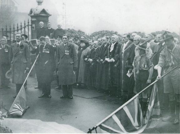 Group of dignitaries showing their respect